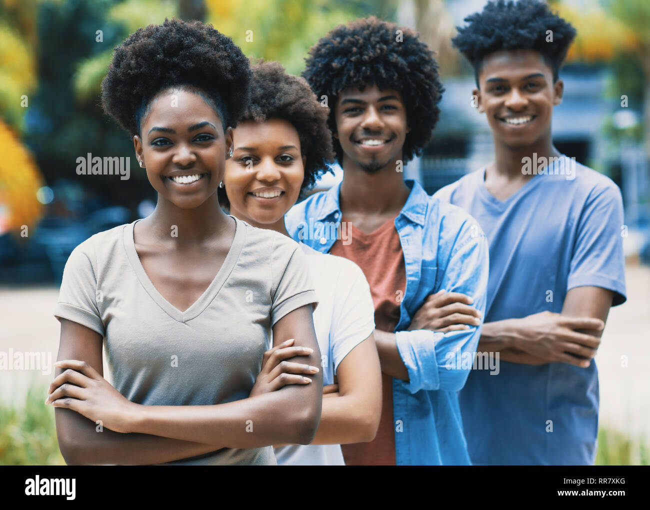 Felice di ridere americano africano i giovani adulti in linea all'aperto in estate Foto Stock