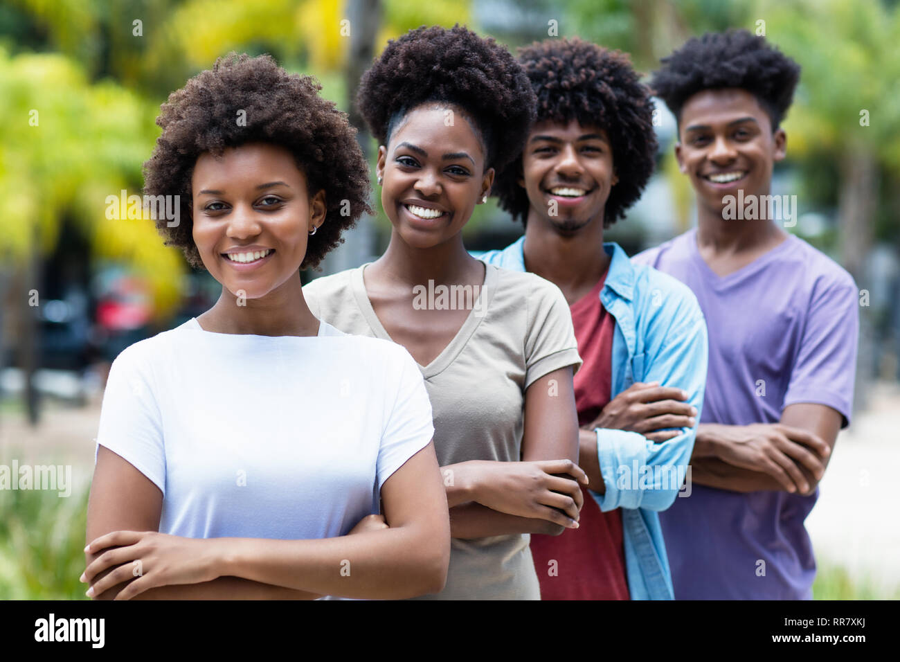 Gruppo di afro-americano di giovani donne e uomini in linea all'aperto in estate Foto Stock