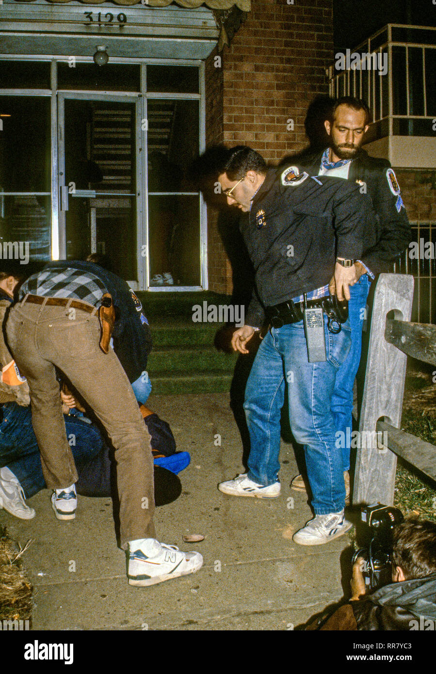 Palmer Park, Maryland, Stati Uniti d'America, 11 febbraio 1989 i membri del Prince Georges County polizia "saltare fuori squadra' arrestare sospetti cocaina crack concessionario. Foto Stock