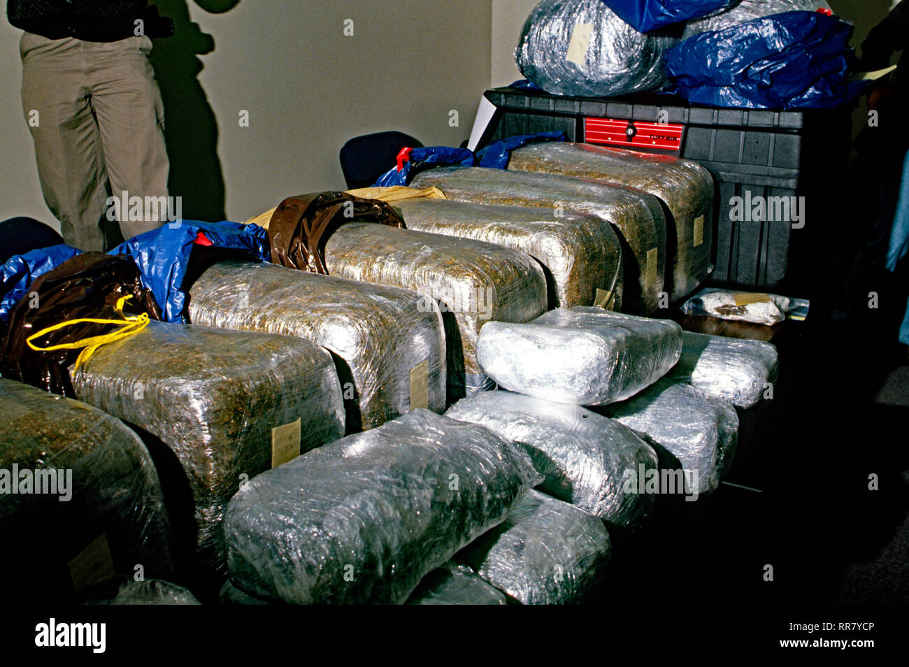 Palmer Park, Maryland, USA, 1989 Prince Georges County display di polizia i più di 400 libbre di marijuana sequestrate in un raid su uno spacciatori di droga appartamento nella contea. Foto Stock