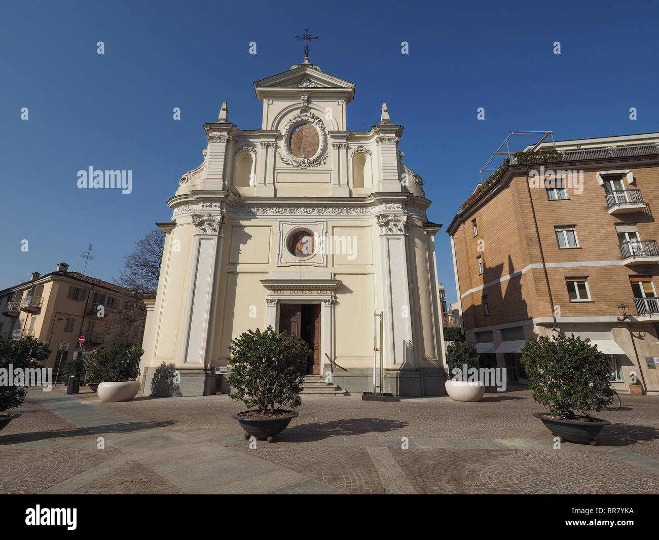 San Giovanni Battista (Giovanni Battista) Chiesa di Alba, Italia. Hic Domus Dei significa La Casa del Signore Foto Stock