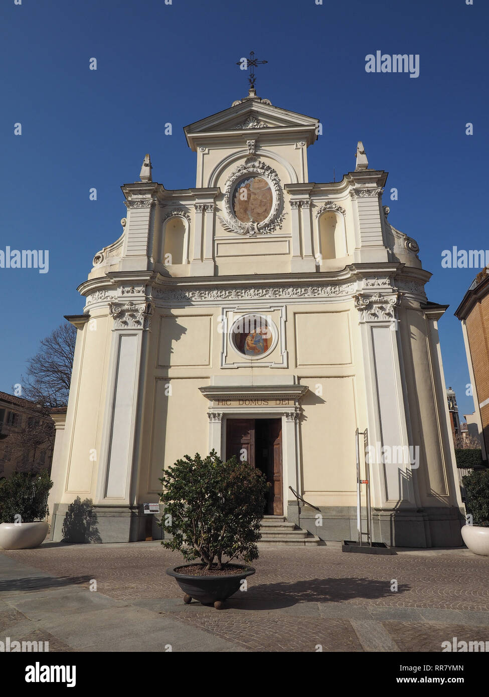San Giovanni Battista (Giovanni Battista) Chiesa di Alba, Italia. Hic Domus Dei significa La Casa del Signore Foto Stock