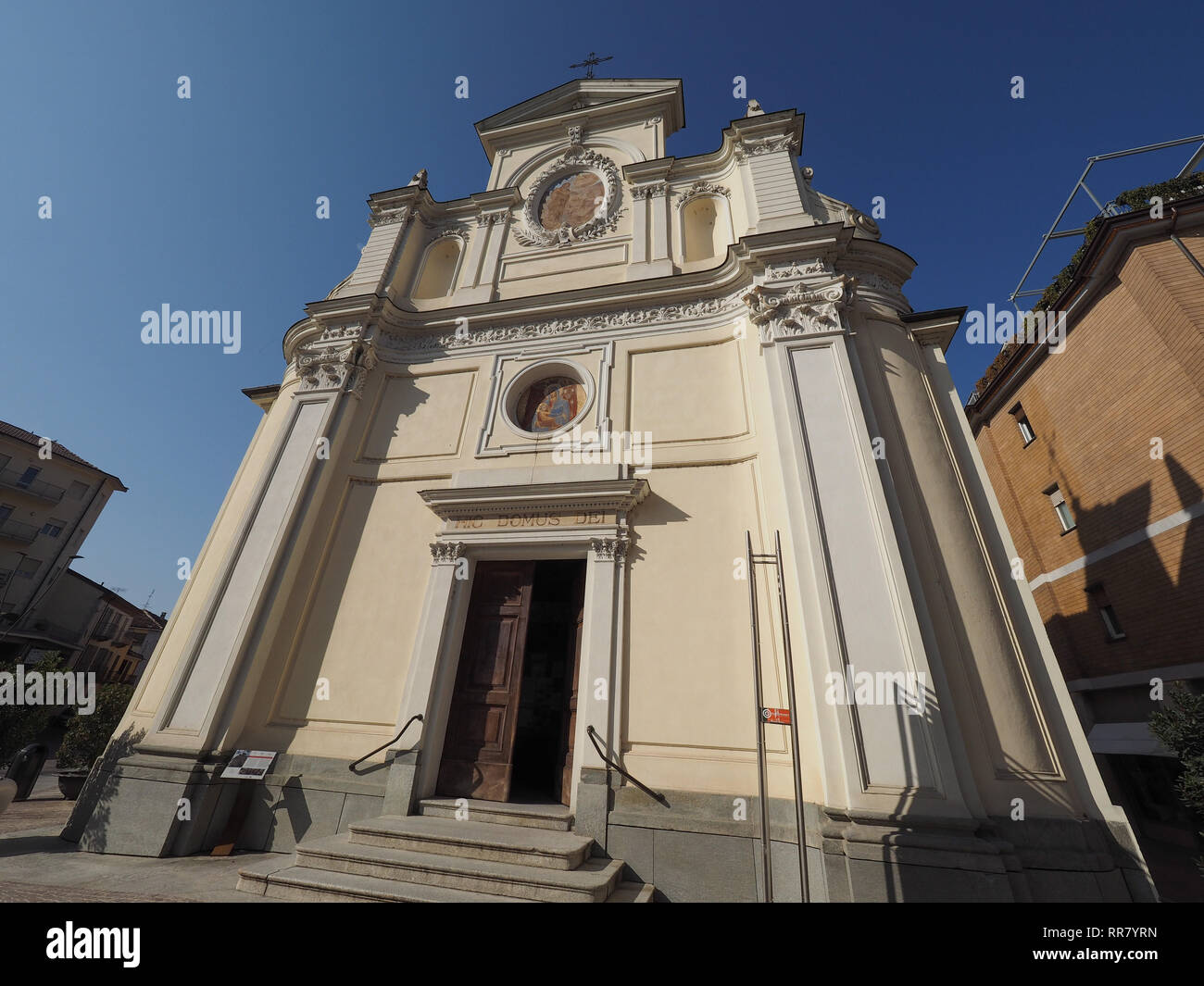 San Giovanni Battista (Giovanni Battista) Chiesa di Alba, Italia. Hic Domus Dei significa La Casa del Signore Foto Stock
