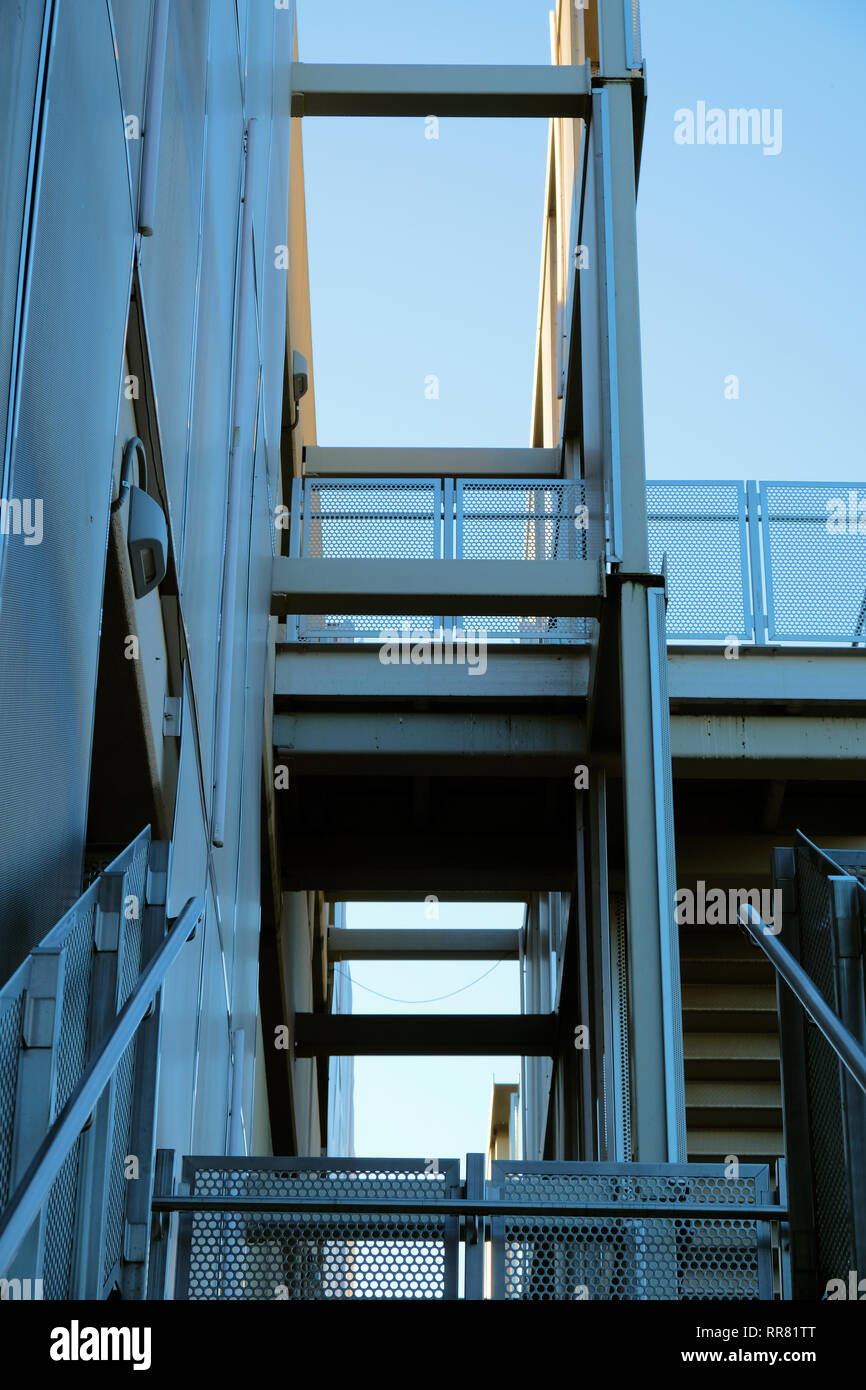 Angolo di visualizzazione del lato della facciata di un edificio metallico; dettagli esterni di un edificio di moderna costruzione; Bryan, Texas, Stati Uniti d'America. Foto Stock