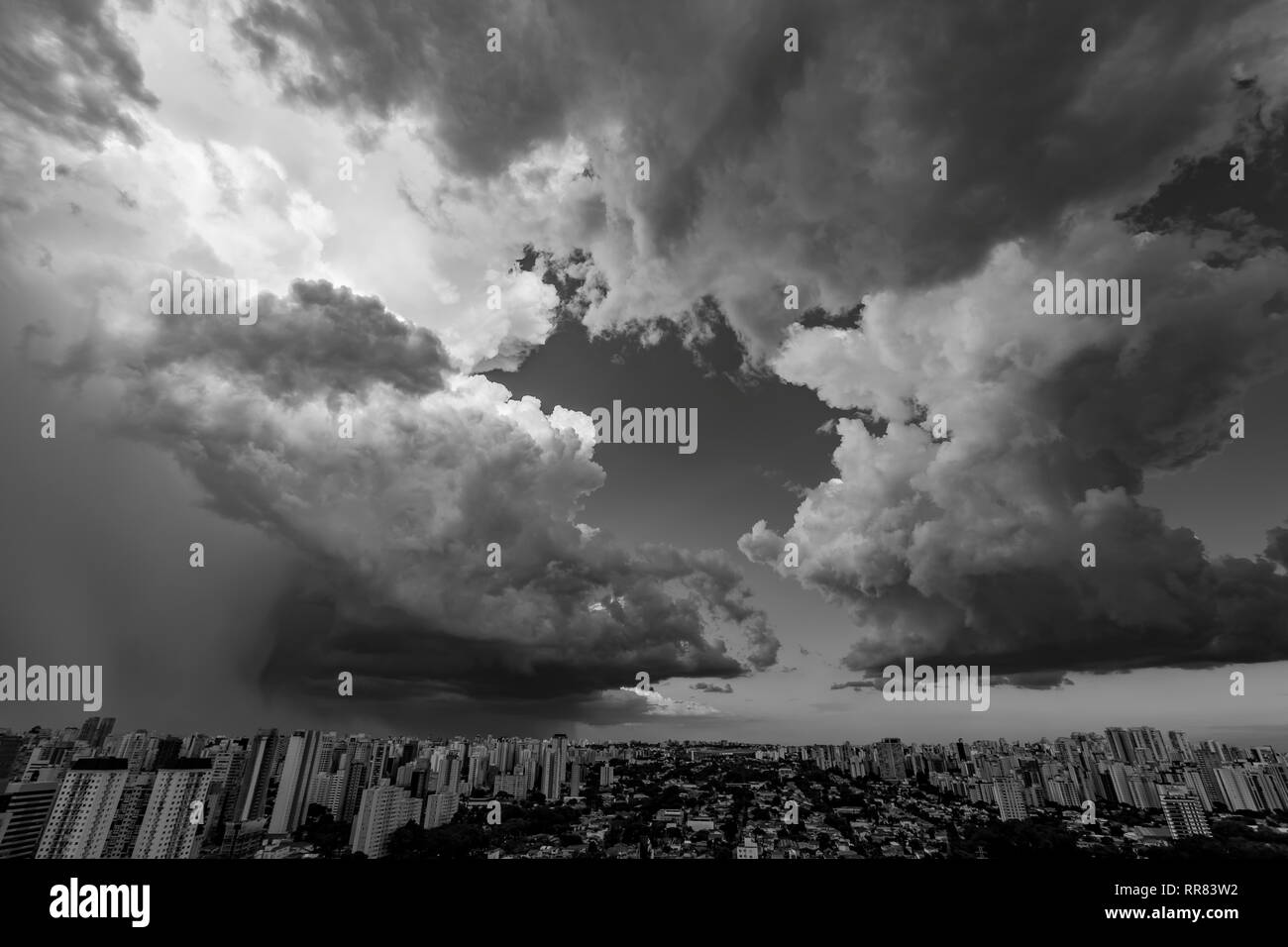 Bellissima vista del drammatico buio cielo tempestoso in bianco e nero. La pioggia è in arrivo presto. Modello di nuvole sulla città. Molto heavy rain sky in Sa Foto Stock
