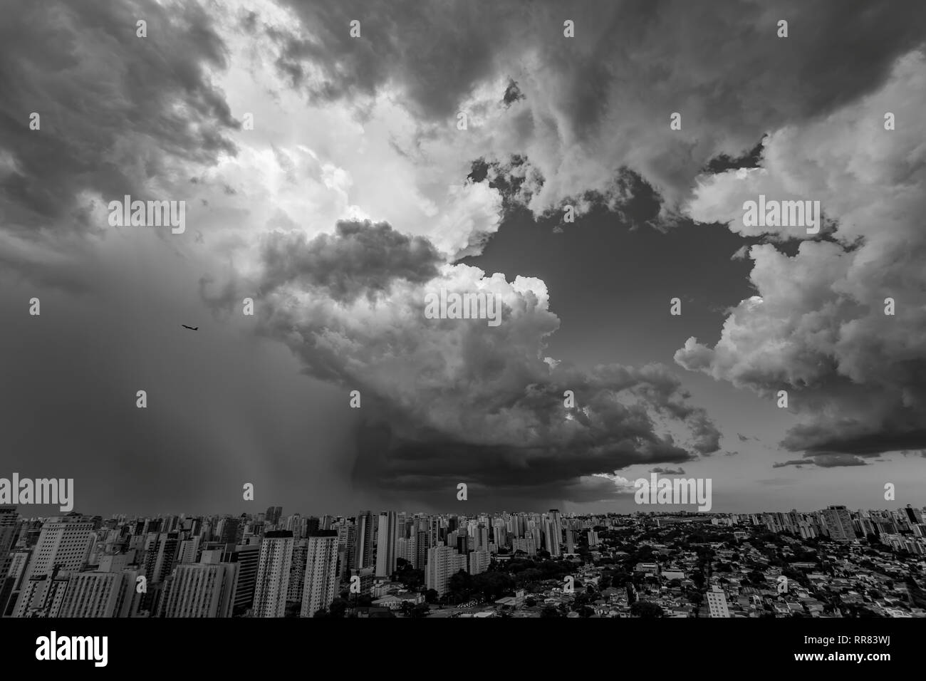 Bellissima vista del drammatico buio cielo tempestoso in bianco e nero. La pioggia è in arrivo presto. Modello di nuvole sulla città. Molto heavy rain sky in Sa Foto Stock