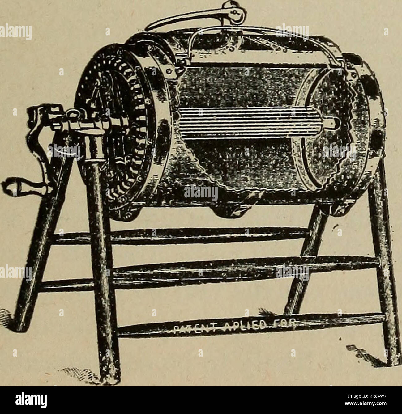 . A. B. C. nel burro rendendo;. Il burro. (Fig. 40.) agitati la crema dolce veloce come separati e di conseguenza pro- duced burro di crema dolce. In seguito il sig. Wahlin, anche uno svedese, con- structed il "accumulatore", una simi- lar combinazione, e la più recente è il "Radiatore,77 un meravigliosamente per- fect macchina, ma il prodotto-- "burro di crema dolce"-non sembra prendere bene sul mercato inglese, secondo l'ultima relazione del Caseificio svedese agente. Ma anche se il prodotto ha fatto vendere bene, sembra assurdo cercare di com- bine due macchine che richiede una diversa temperatura di Foto Stock