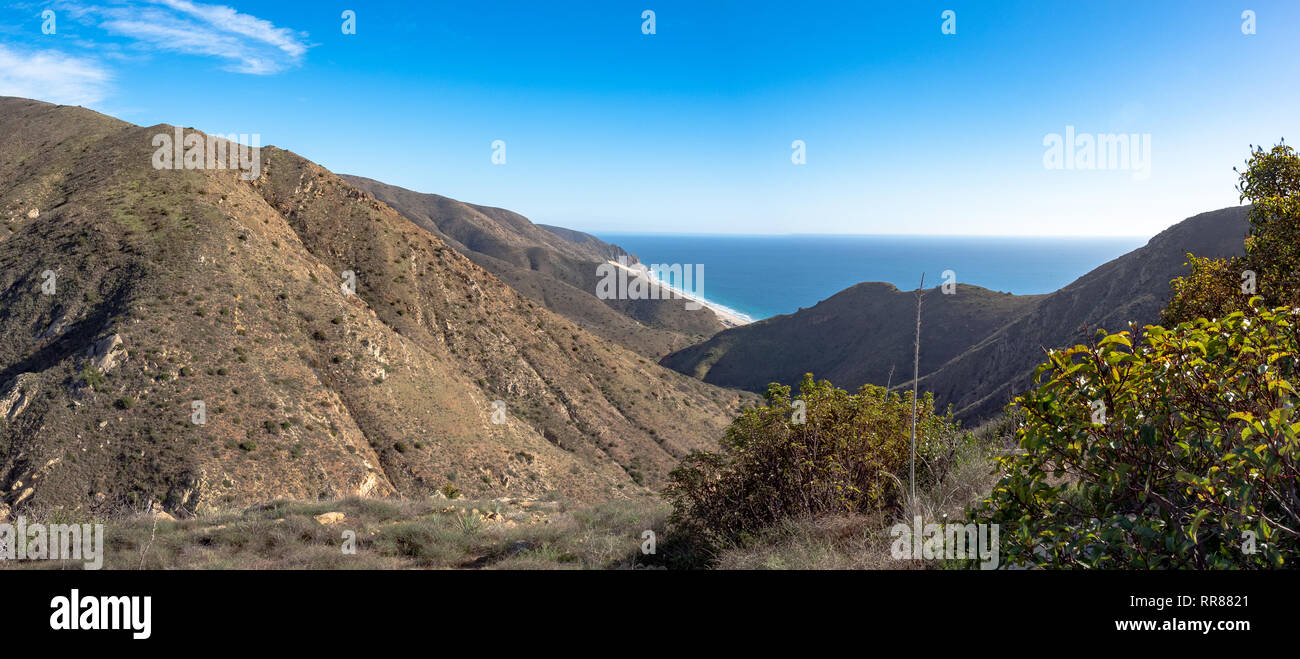 Vista della spiaggia e dell'Oceano Pacifico e fromChumash Mugu Peak trail, Point Mugu State Park, Ventura County, California, Stati Uniti d'America Foto Stock