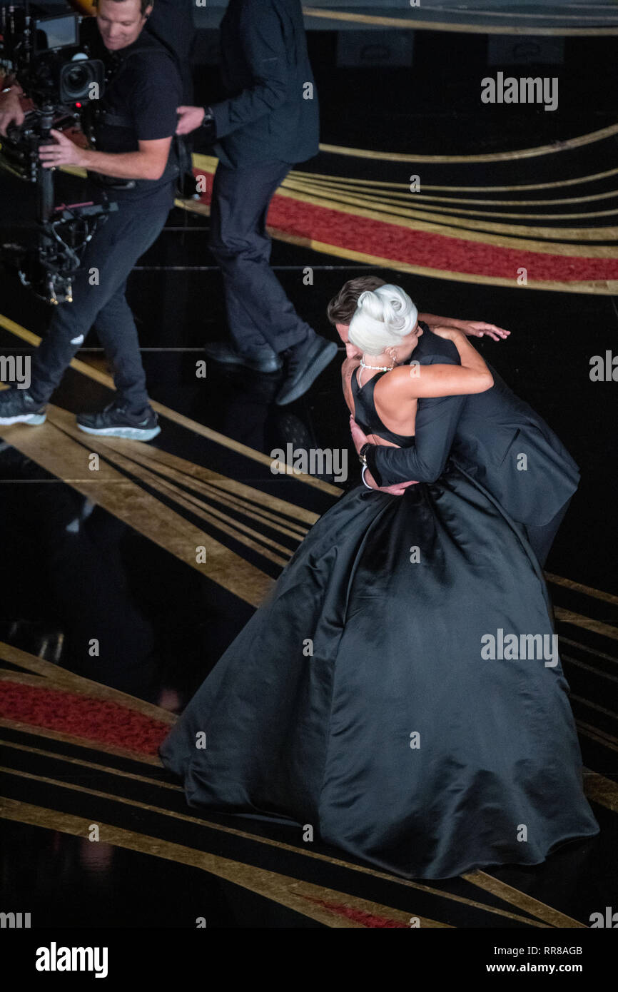 Lady Gaga e Bradley Cooper abbracciare ogni altro dopo aver eseguito al 91Oscar® al Dolby® Theatre in Hollywood, CA domenica 24 febbraio, 2019. Foto Stock
