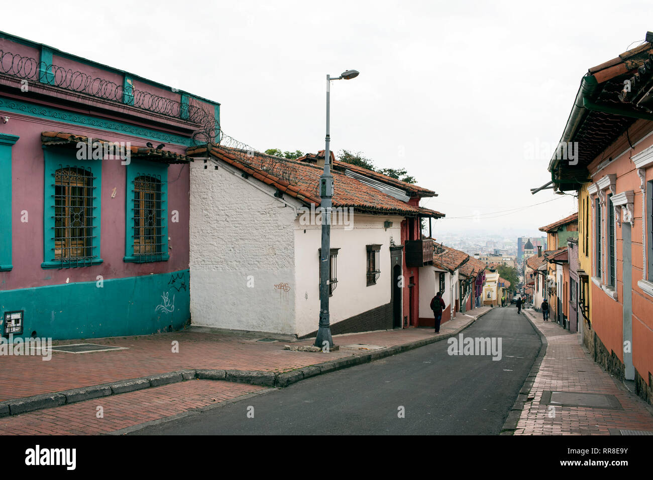 Colorate le viste di strada con la gente del posto e lo Spagnolo case coloniali in Candelaria, il quartiere storico di Bogotà, Colombia. Sep 2018 Foto Stock