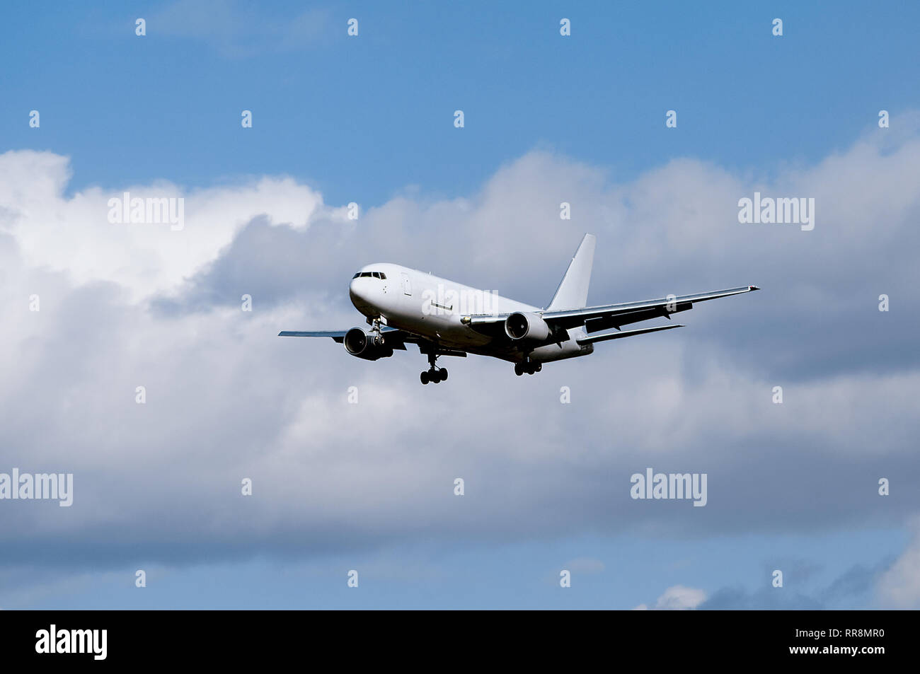 E illetterato vuoto bianco aereo a getto Foto Stock