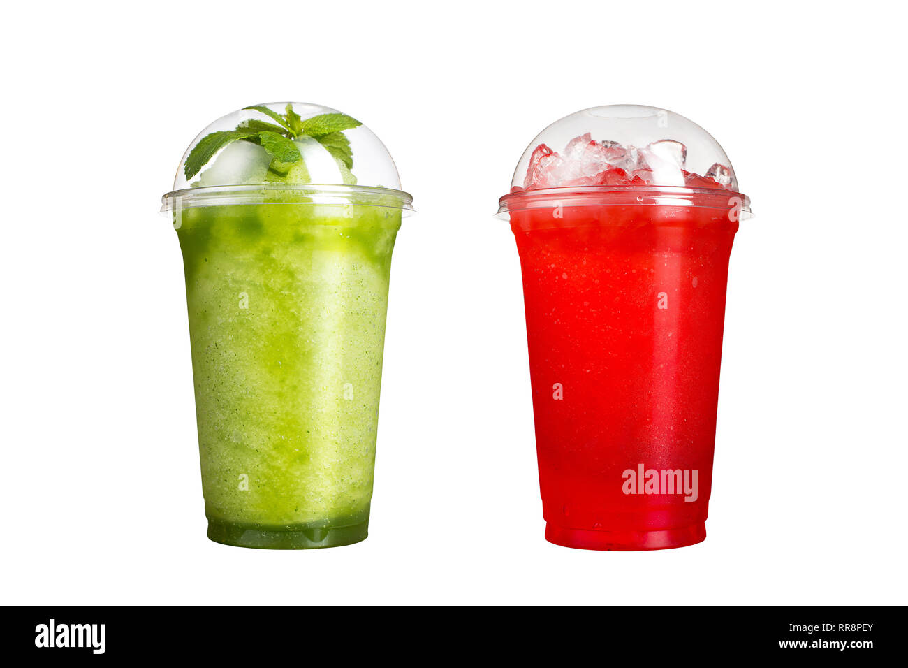 Deliziosi frullati di frutta in bicchieri di plastica, su uno sfondo bianco. Due cocktail con bacche e aromi di frutta. Isolato. Foto Stock
