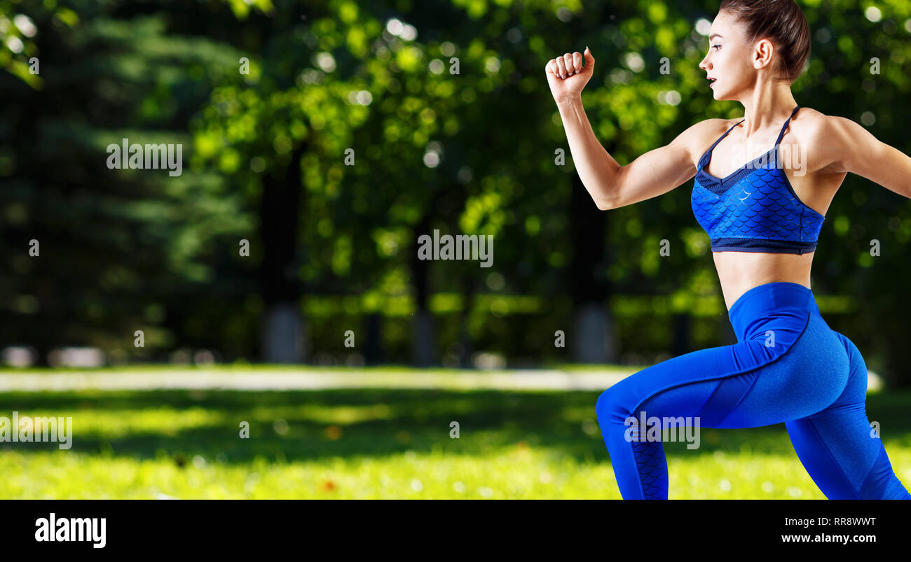 Sporty giovane donna jogging all'aperto in estate. Foto Stock