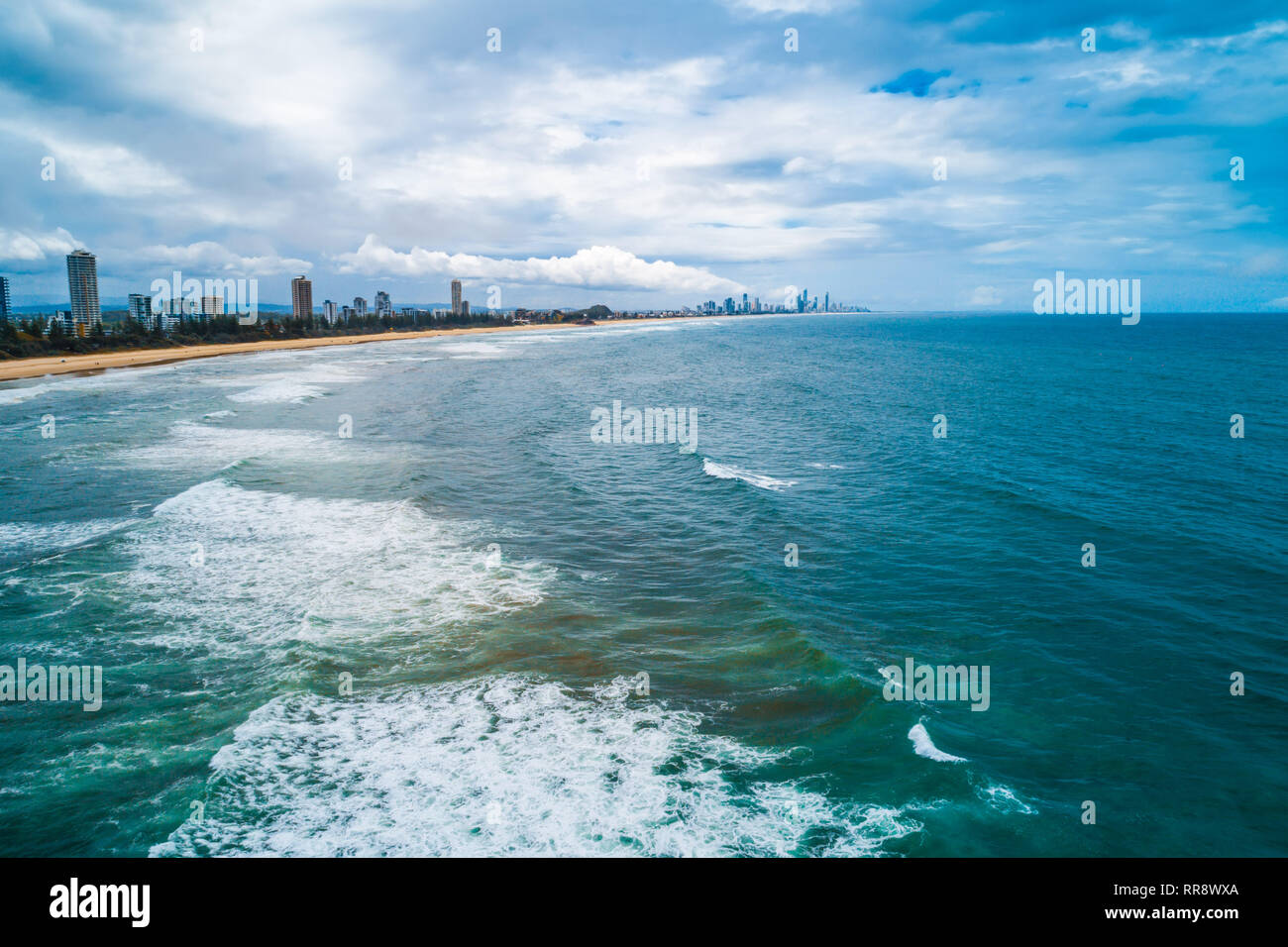 Vista aerea della Gold Coast e l'oceano costa con Surfers Paradise alti edifici di distanza. La Gold Coast, Queensland, Australia Foto Stock