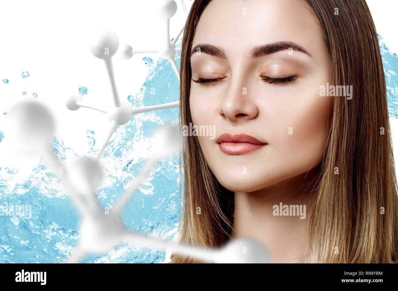 Bella donna vicino al grande molecola bianco catena. Foto Stock