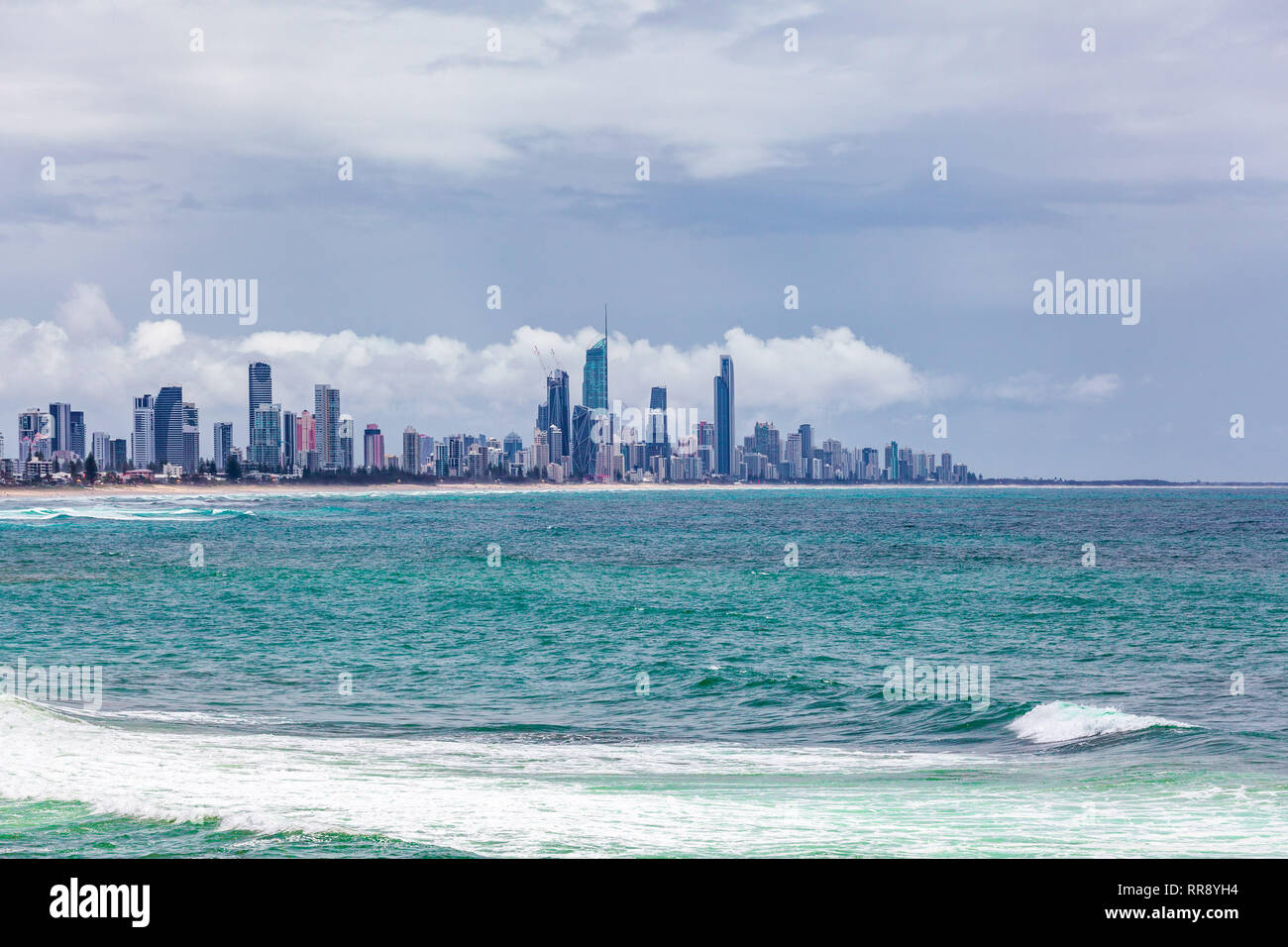 Surfers Paradise skyline oltre oceano onde in Gold Coast, Queensland, Australia Foto Stock