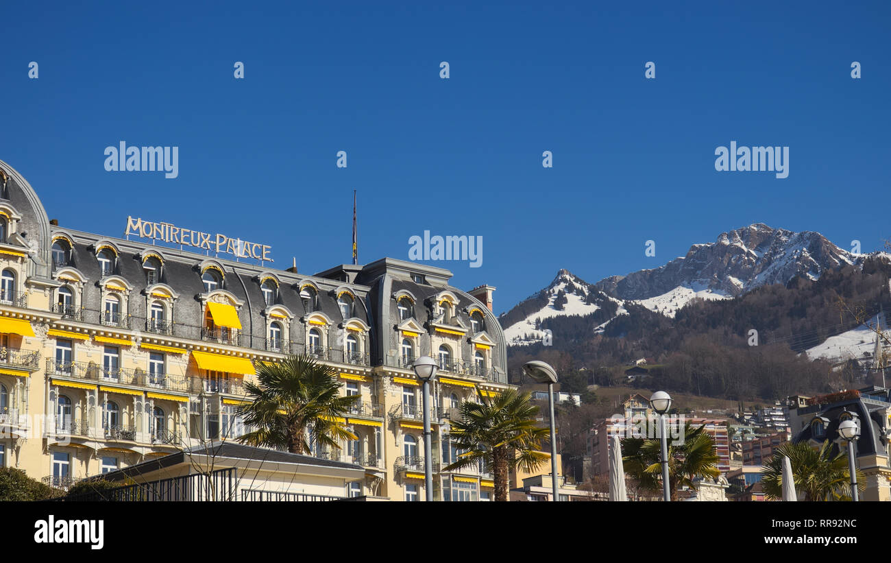 Montreux, Svizzera - 02 17, 2019: Montreux Palace Hotel un albergo di lusso a cinque stelle con le montagne sullo sfondo. Foto Stock