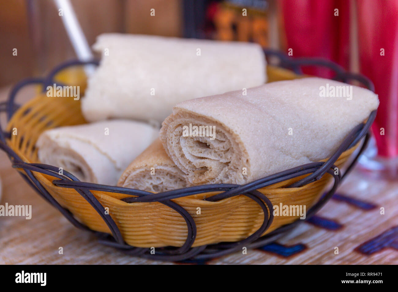 Ristoranti africani. Rotoli di Injera - una pasta madre flatbread realizzato da teff farina. È il piatto nazionale di Etiopia, Eritrea, Somalia e Gibuti Foto Stock