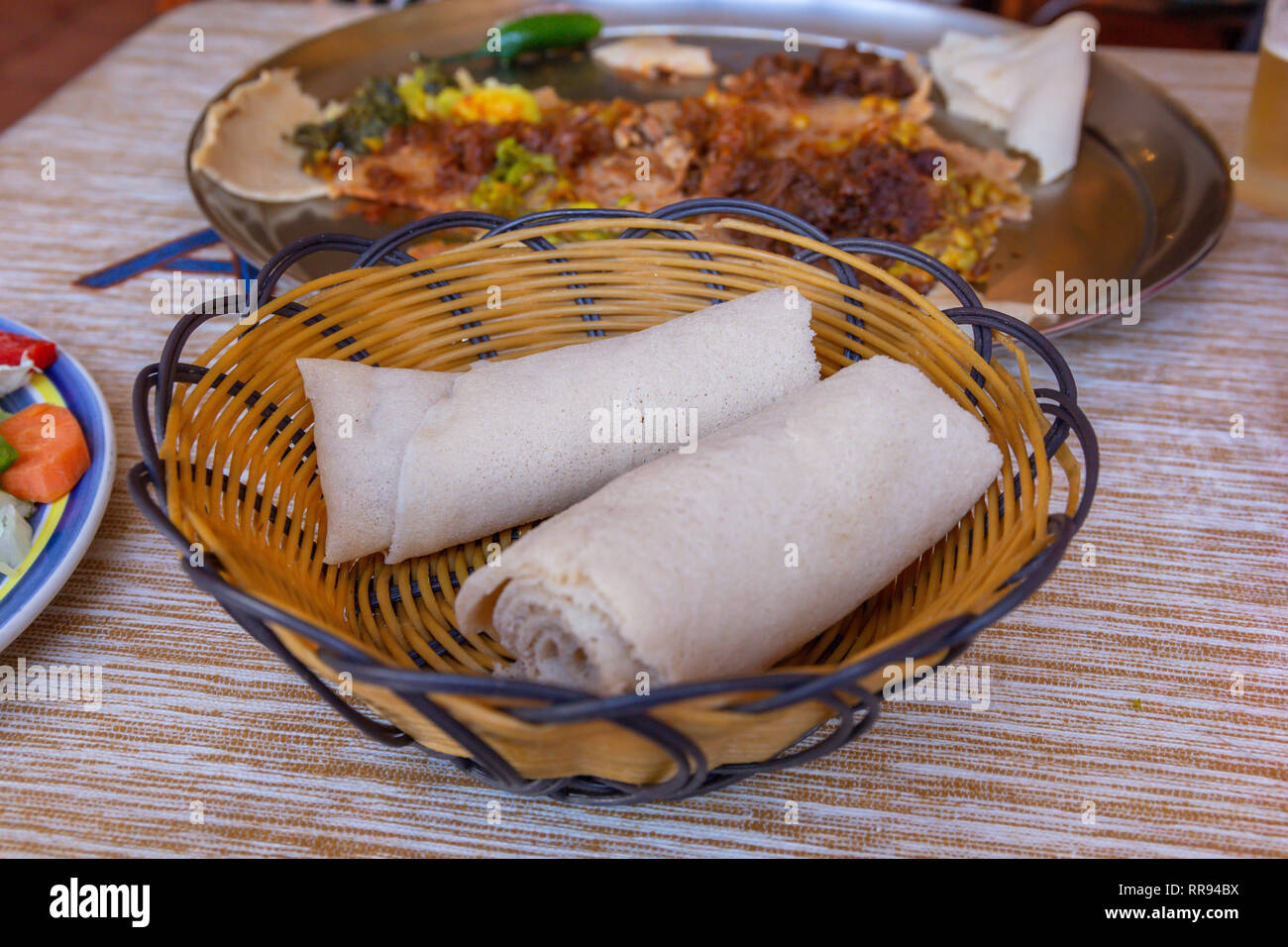 Ristoranti africani. Rotoli di Injera - una pasta madre flatbread realizzato da teff farina. È il piatto nazionale di Etiopia, Eritrea, Somalia e Gibuti Foto Stock
