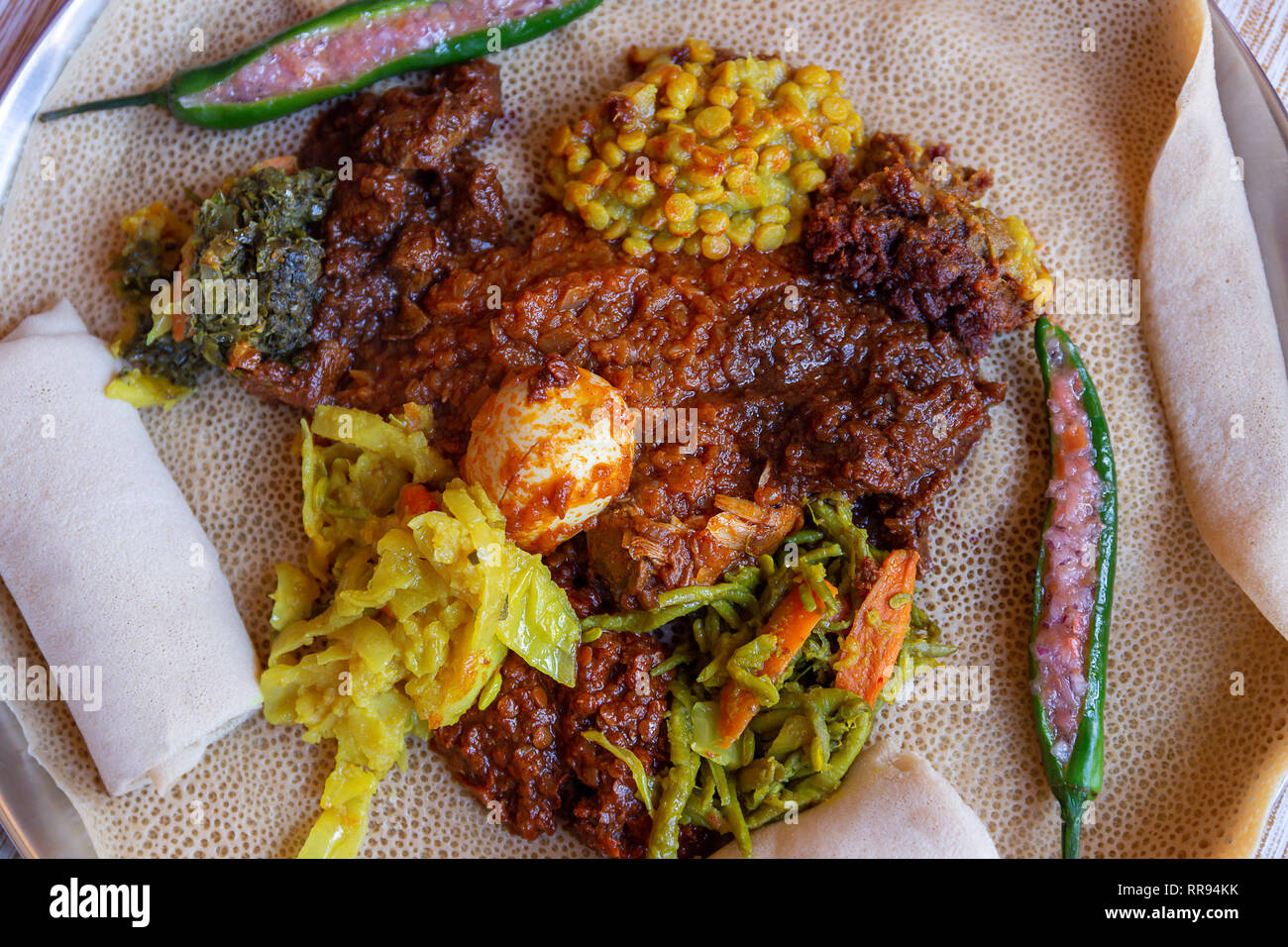 Ristoranti africani. Pollo, uova Doro Wat, berbere, lenticchie e Injera, il piatto nazionale dell'Etiopia, è una pasta madre flatbread realizzato da teff farina Foto Stock