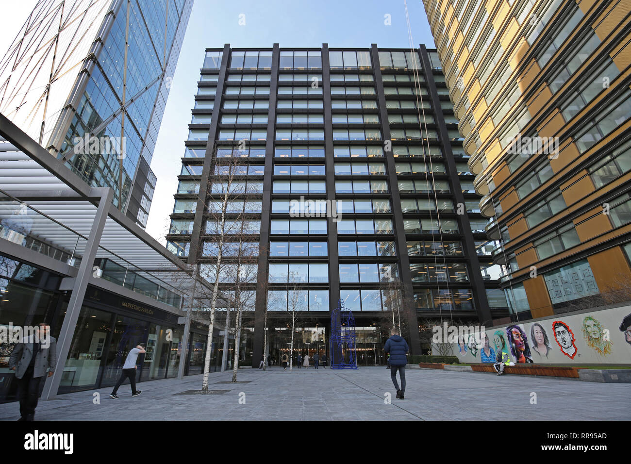 Amazon anonimo nuovo Regno Unito sede a Londra presso la sede principale, vicino a Liverpool Street. Mostra adiacente torre residenziale a destra. Foto Stock