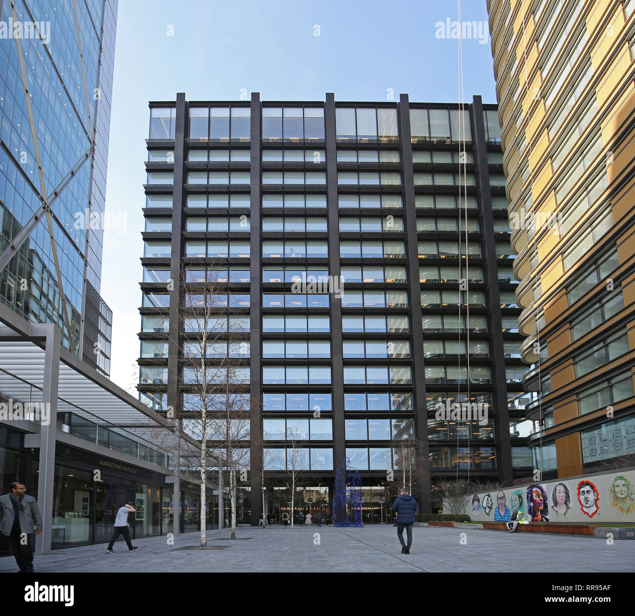 Ingresso di Amazon anonimo nuovo Regno Unito sede a Londra presso la sede principale, vicino a Liverpool Street. Mostra torre residenziale a destra. Foto Stock