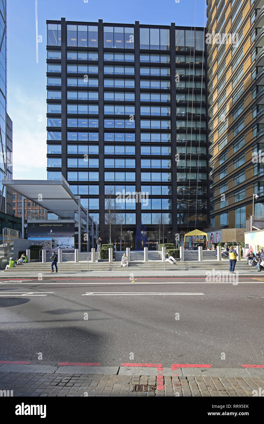 Ingresso di Amazon anonimo nuovo Regno Unito sede a Londra presso la sede principale, vicino a Liverpool Street. Mostra torre residenziale a destra. Foto Stock