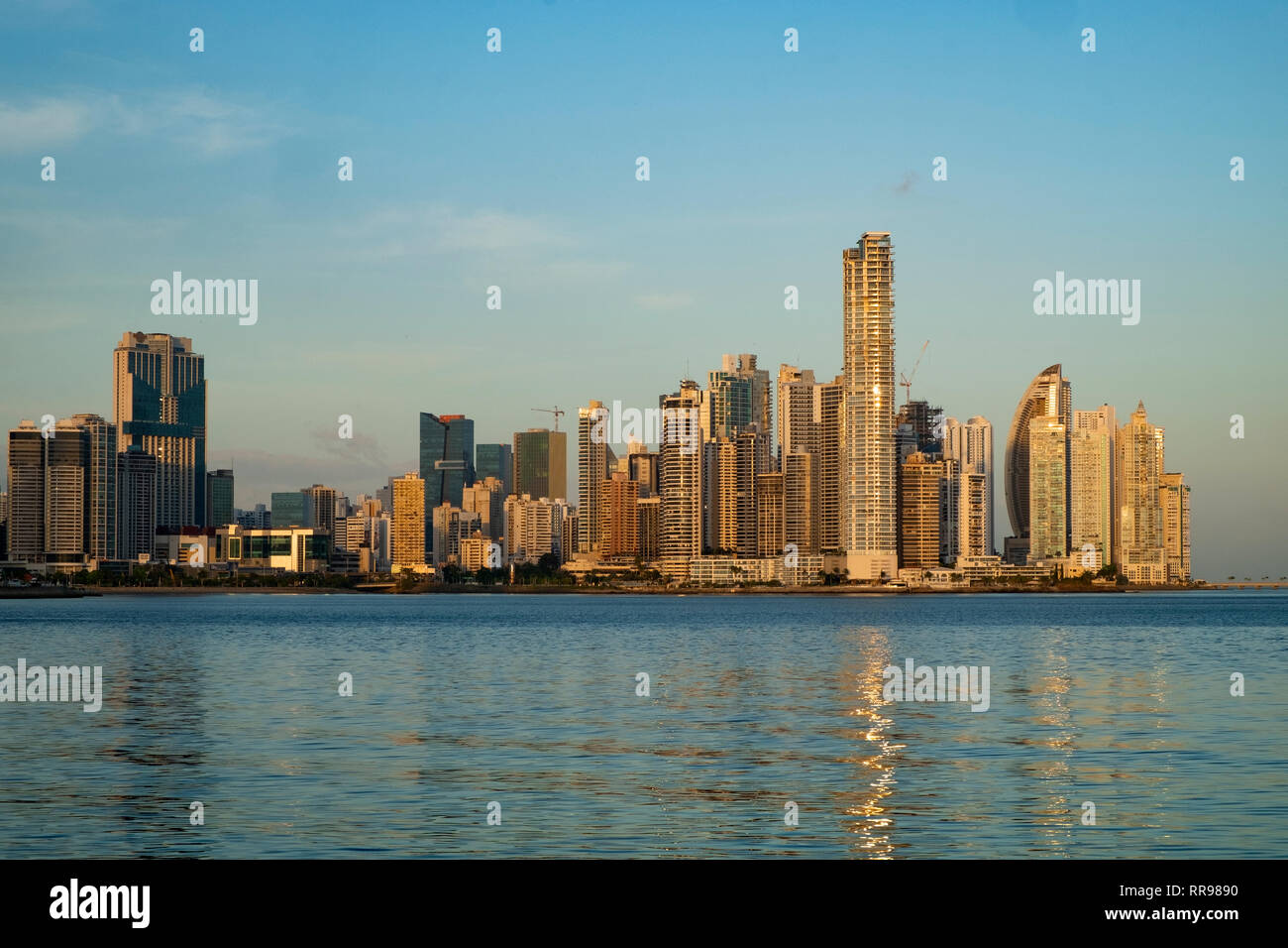 Lo skyline della città di Panama al tramonto, Panama City, Panama America Centrale Foto Stock