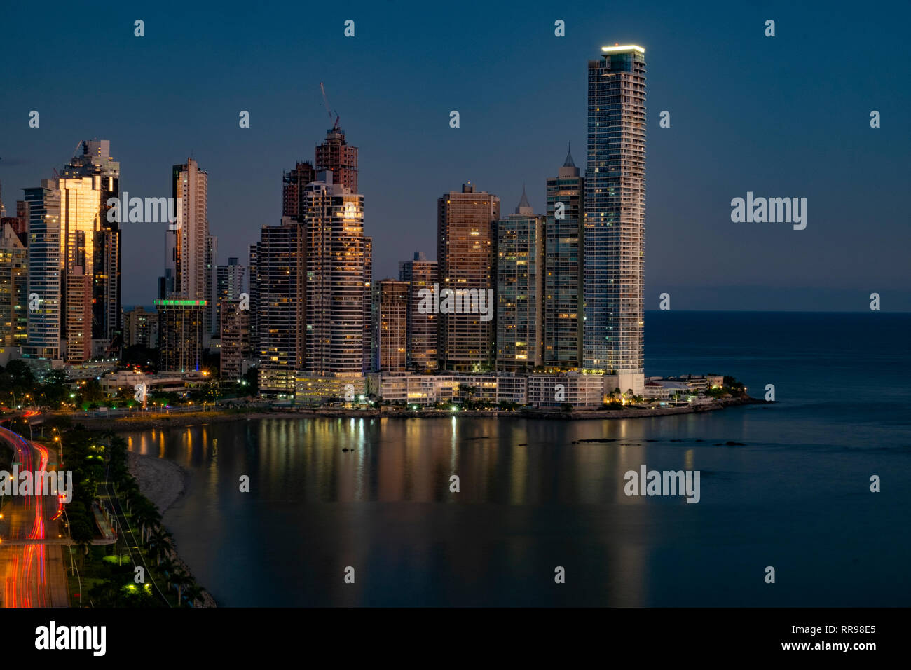 Lo skyline della città di Panama di notte, Panama City, Panama America Centrale Foto Stock
