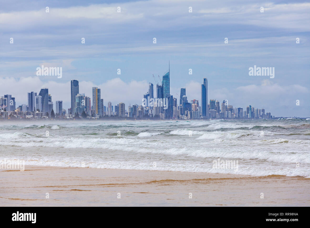 Dello skyline di Gold Coast e le onde del mare. Surfers Paradise, Queensland, Australia Foto Stock