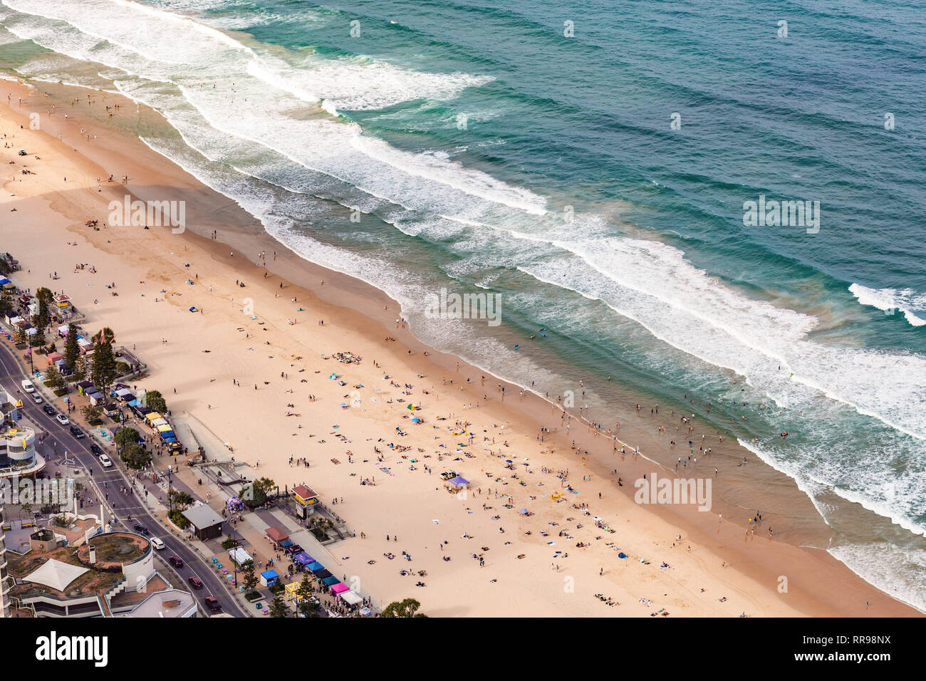 Vista aerea di persone su di Surfers Paradise beach Foto Stock
