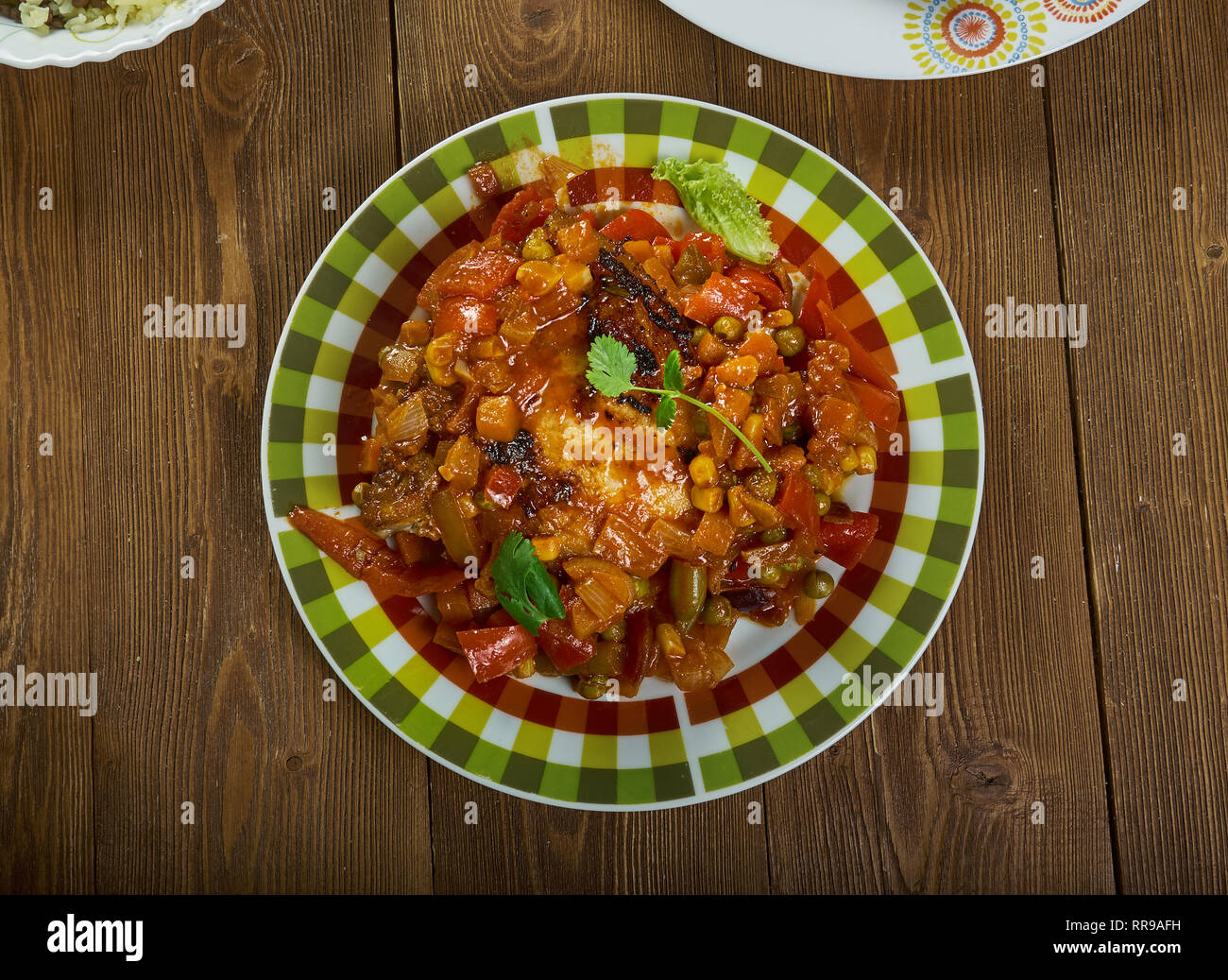 English spalla piccante costolette di maiale con pomodori e peperoni Foto Stock