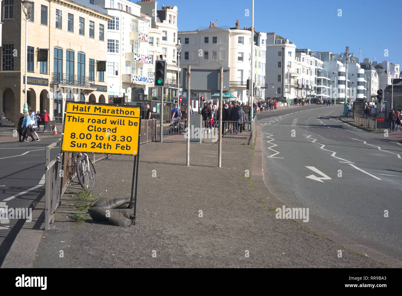 Brighton, Inghilterra il 24 febbraio 2019. Strada vuota, mezza maratona. Foto Stock