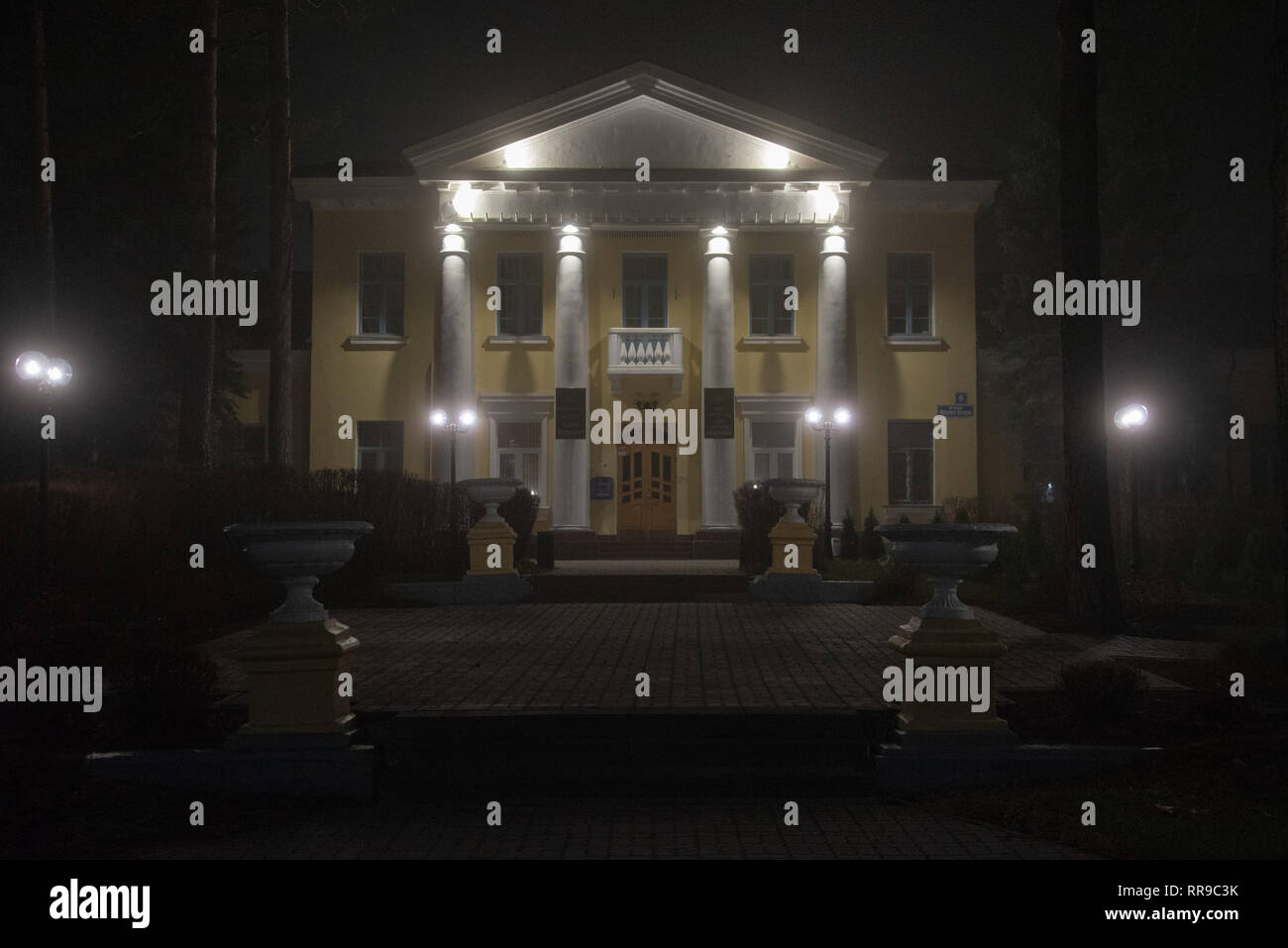 Dubna, Russia - 5 Novembre, 2018: Istituto congiunto per la ricerca nucleare edificio amministrativo vista di notte. Foto Stock