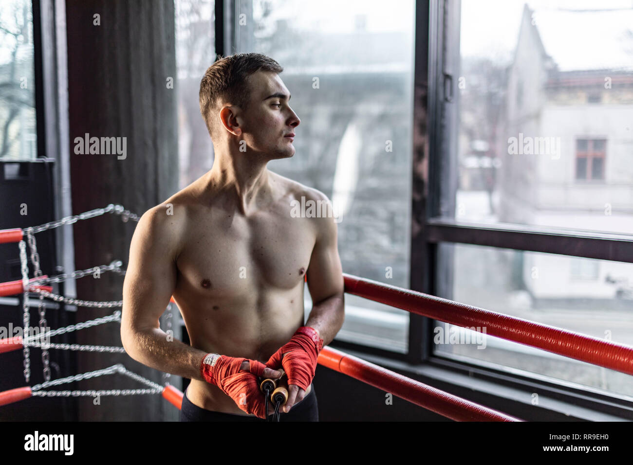 Ritratto laterale di atletica boxer uomo nell'anello Foto Stock