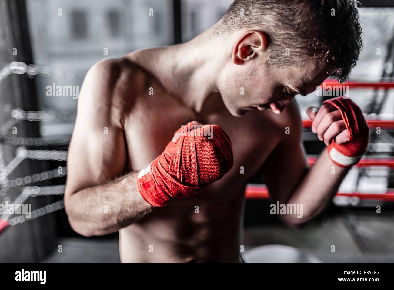Close up dei boxer uomo con bende di rosso nell'anello Foto Stock