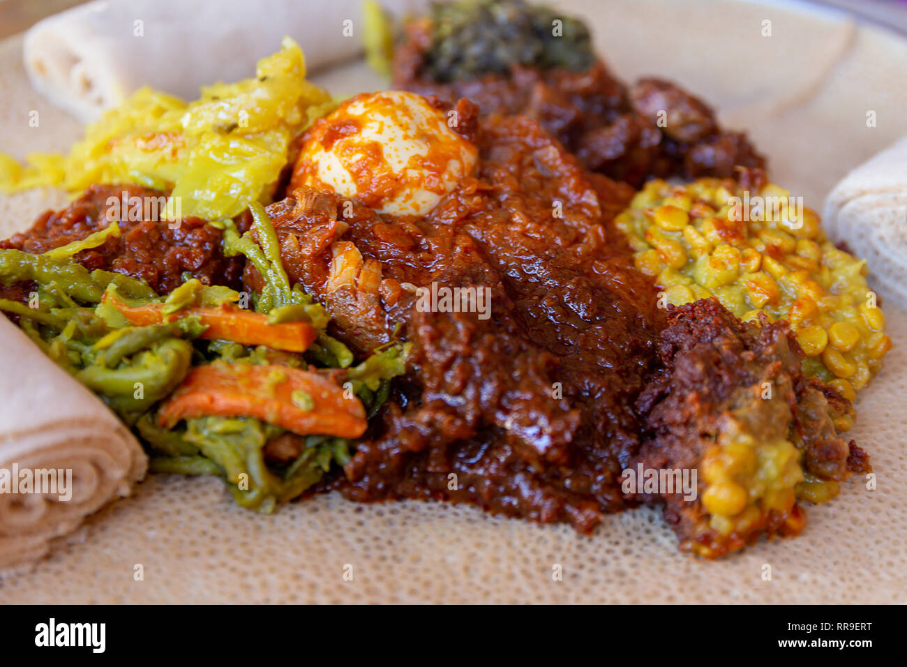 Ristoranti africani. Pollo, uova Doro Wat, berbere, lenticchie e Injera, il piatto nazionale dell'Etiopia, è una pasta madre flatbread realizzato da teff farina Foto Stock