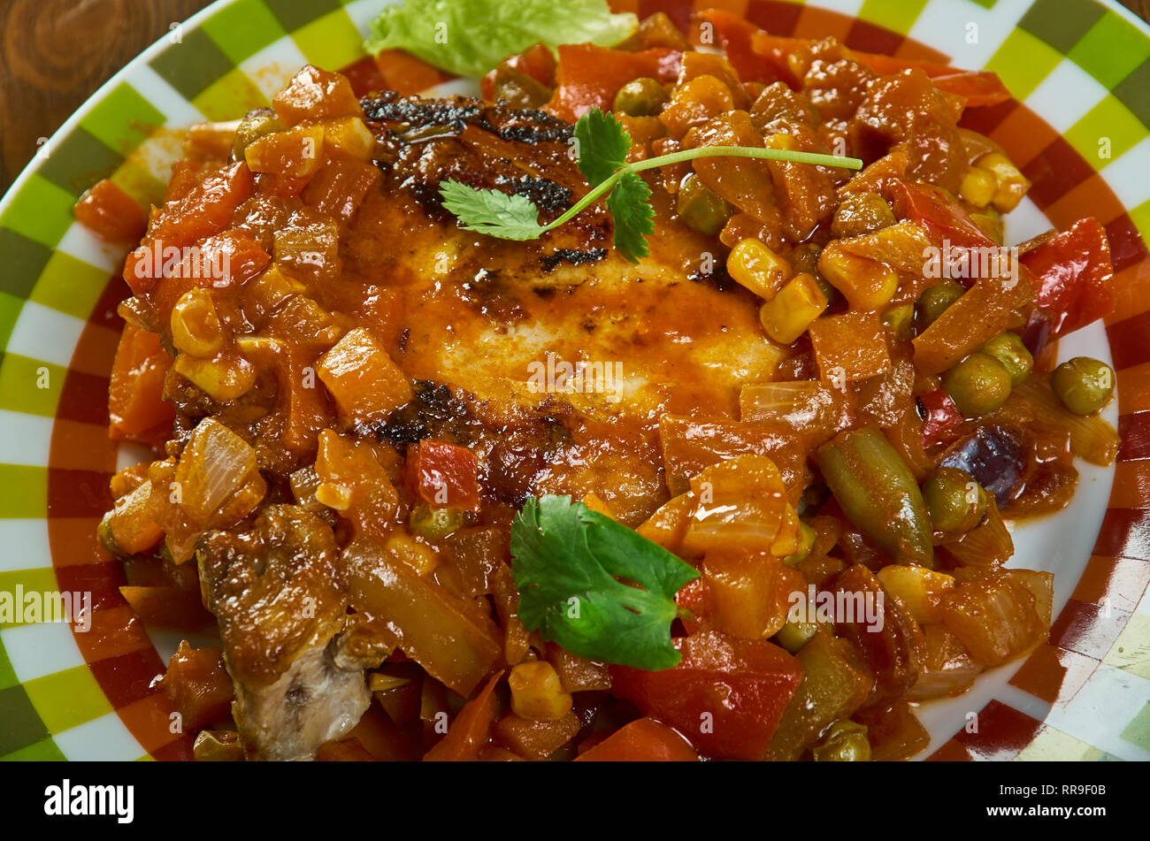 English spalla piccante costolette di maiale con pomodori e peperoni Foto Stock