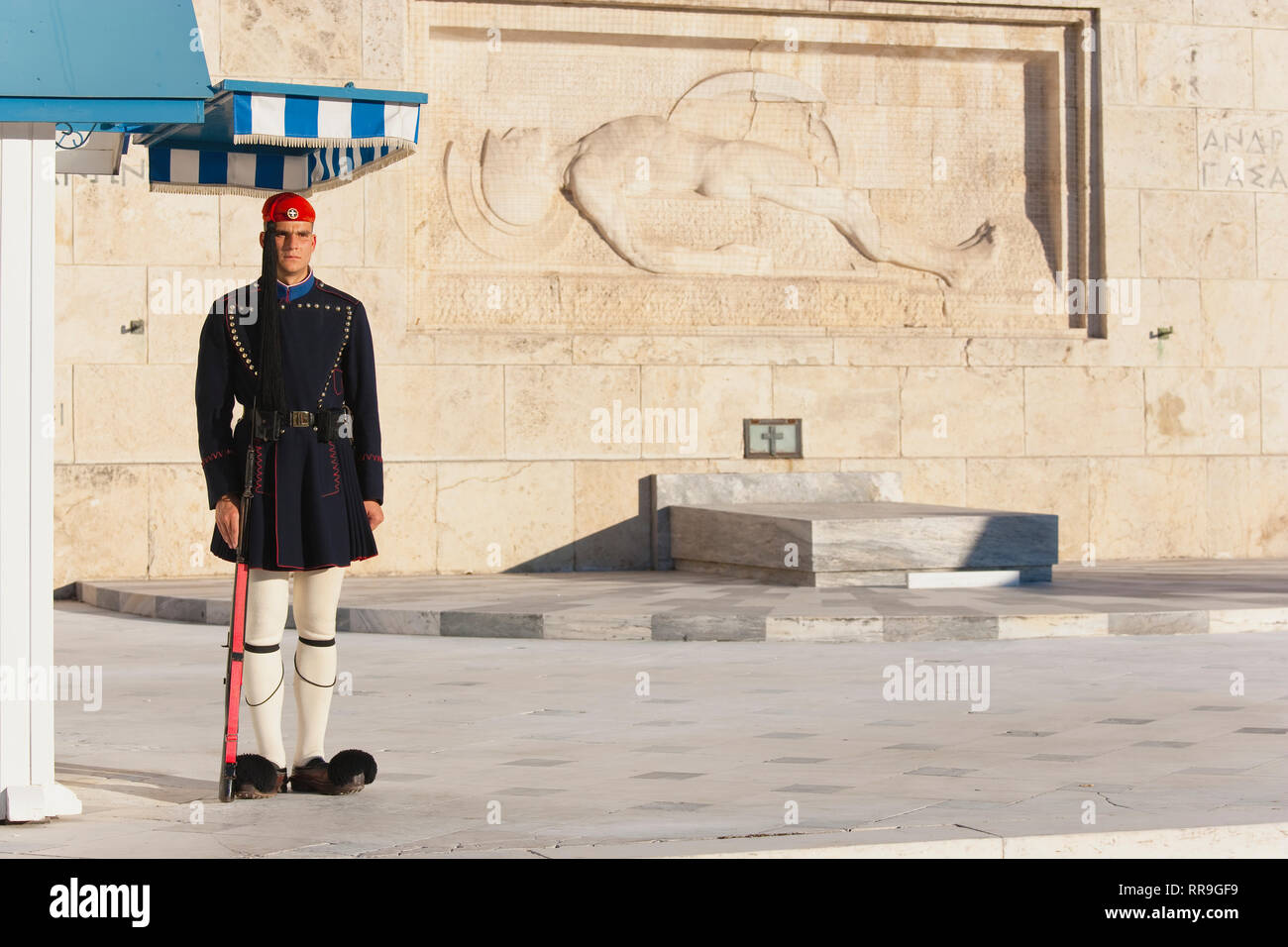 La Grecia, Attica, Atene, Evzones soldato greco sulla parata al di fuori dell'edificio del Parlamento. Foto Stock