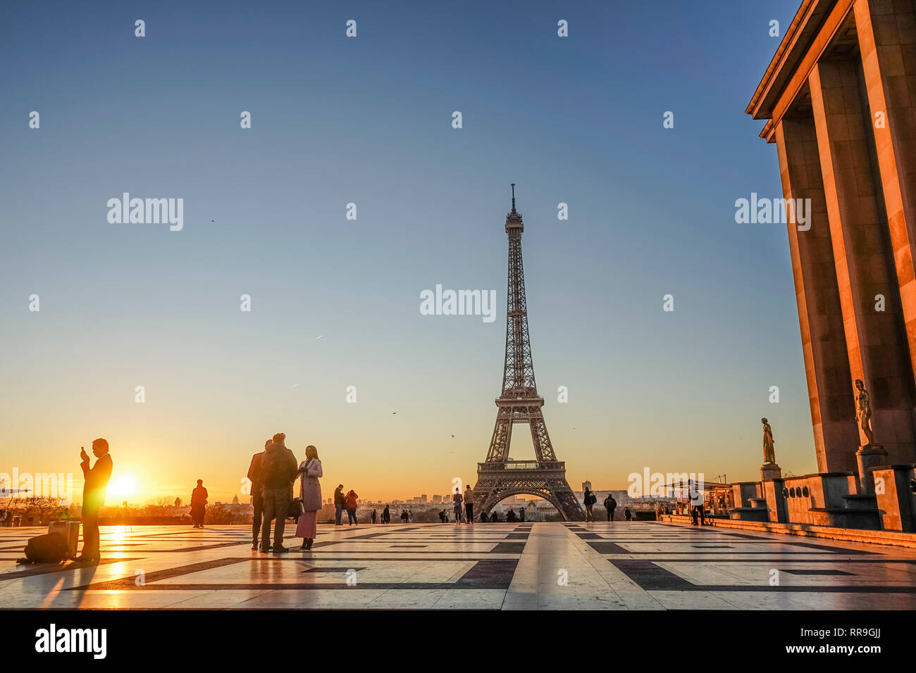 Sunrise presso la Torre Eiffel Foto Stock