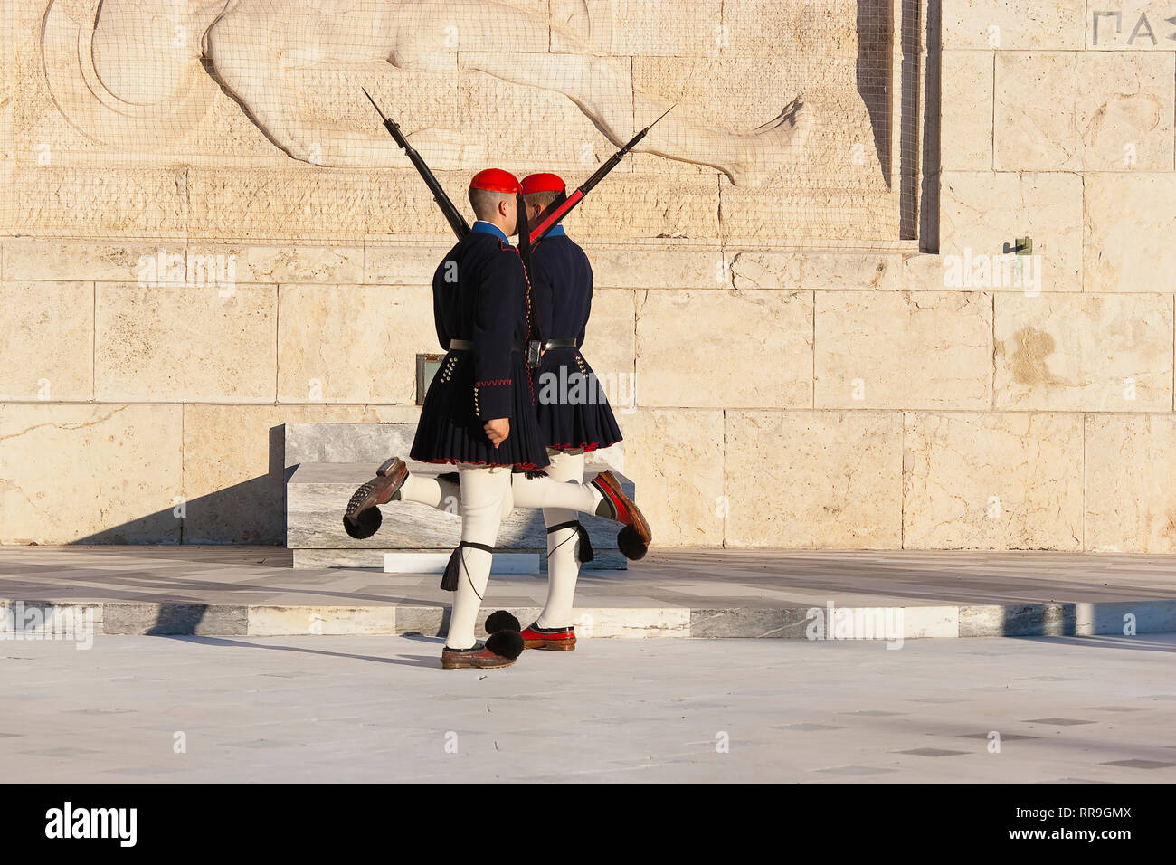 La Grecia, Attica, Atene, Evzones soldati greci sulla parata al di fuori dell'edificio del Parlamento. Foto Stock