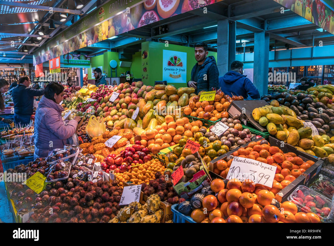 Stand mit exotischem Obst und Früchten in der Markthalle / Markthal , Rotterdam, Südholland, Niederlande | Mercato stallo con frutti esotici, Marktha Foto Stock