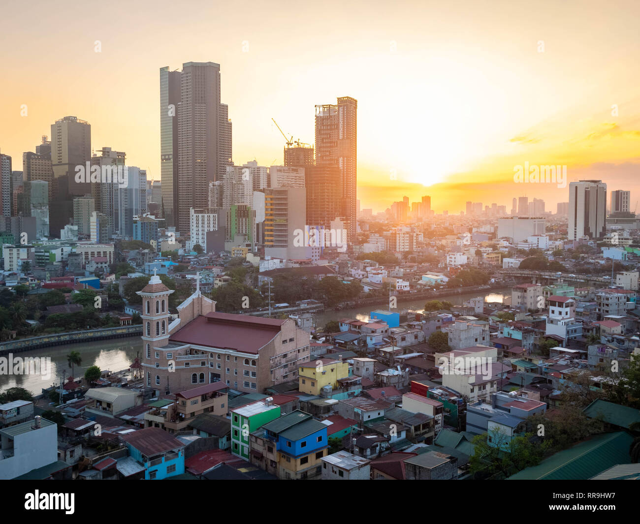 Vista al tramonto su una chiesa a Manila nelle Filippine Foto Stock