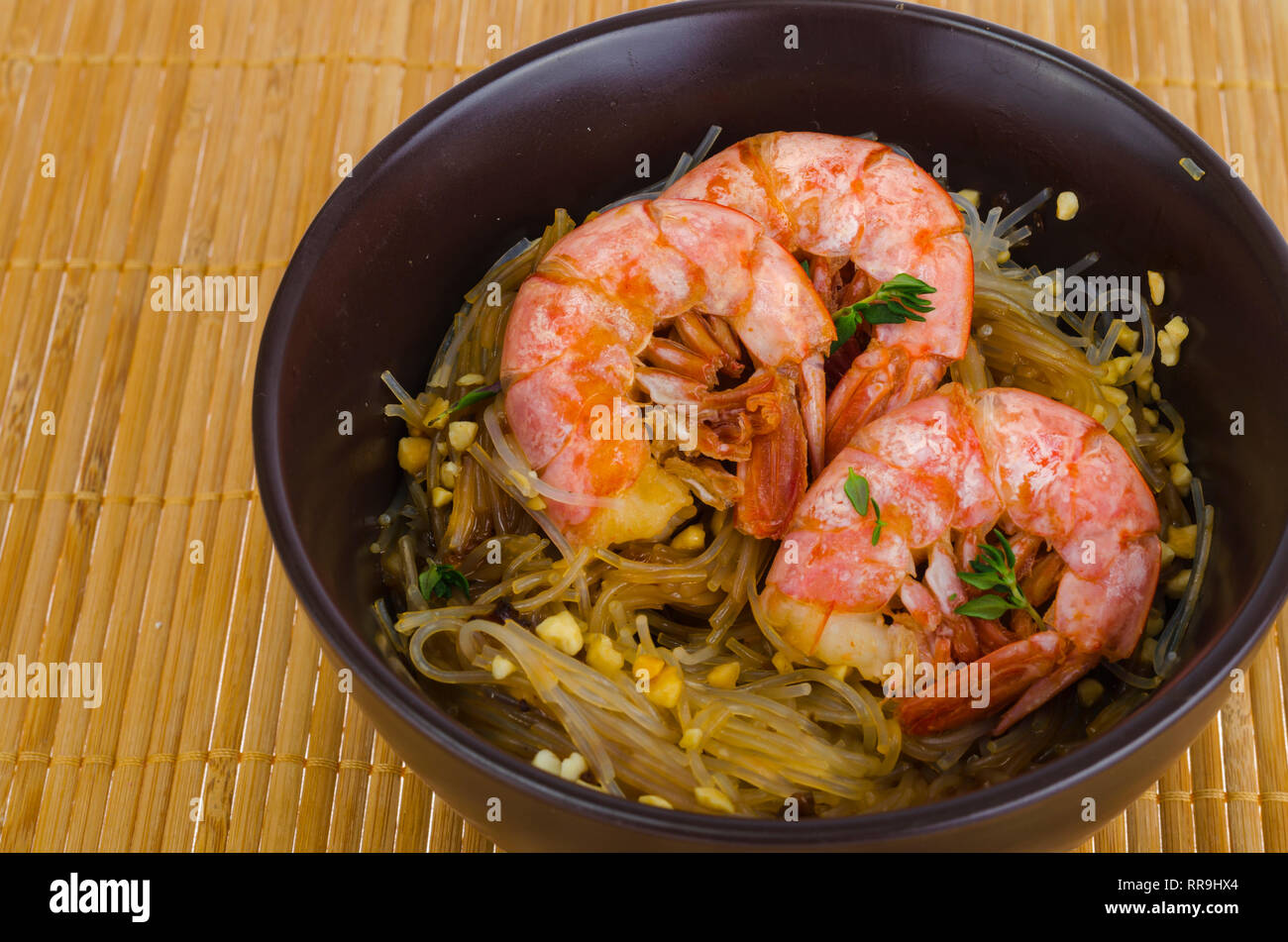 Tagliatelle di vetro con la salsa e gamberetti, cucina asiatica. Foto Studio Foto Stock
