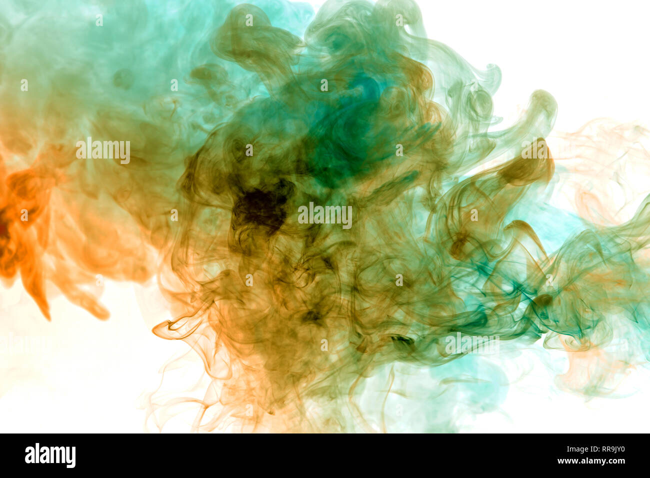 Colorato il vapore sprigionato dal vape con una transizione fluida delle molecole di colore dal giallo al blu su uno sfondo bianco come una collisione di due jet Foto Stock
