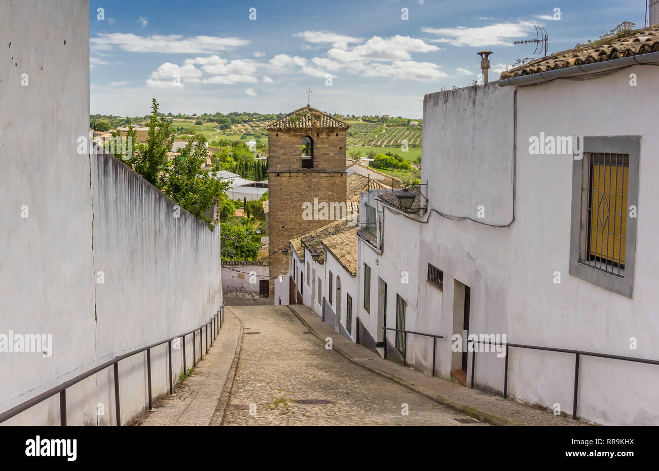 Strada che conduce alla torre di una chiesa in Ubeda, Spagna Foto Stock