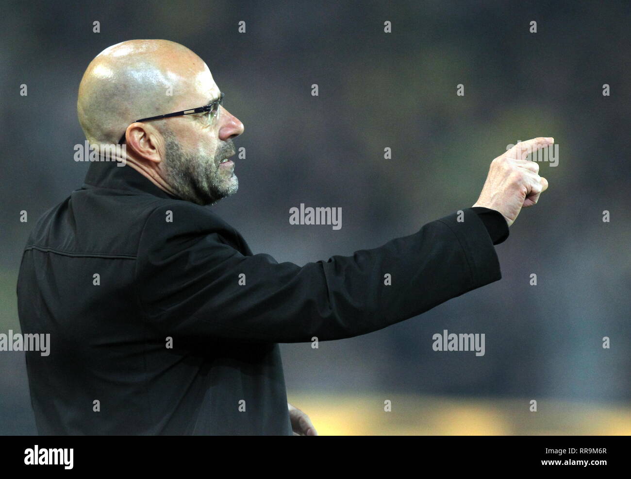 Peter Bosz di Bayer Leverkusen visto in azione durante la Bundesliga tedesca partita di calcio tra Borussia Dortmund e Bayer Leverkusen in Dortmund. ( Il punteggio finale; Borussia Dortmund 3:2 Bayer Leverkusen ) Foto Stock