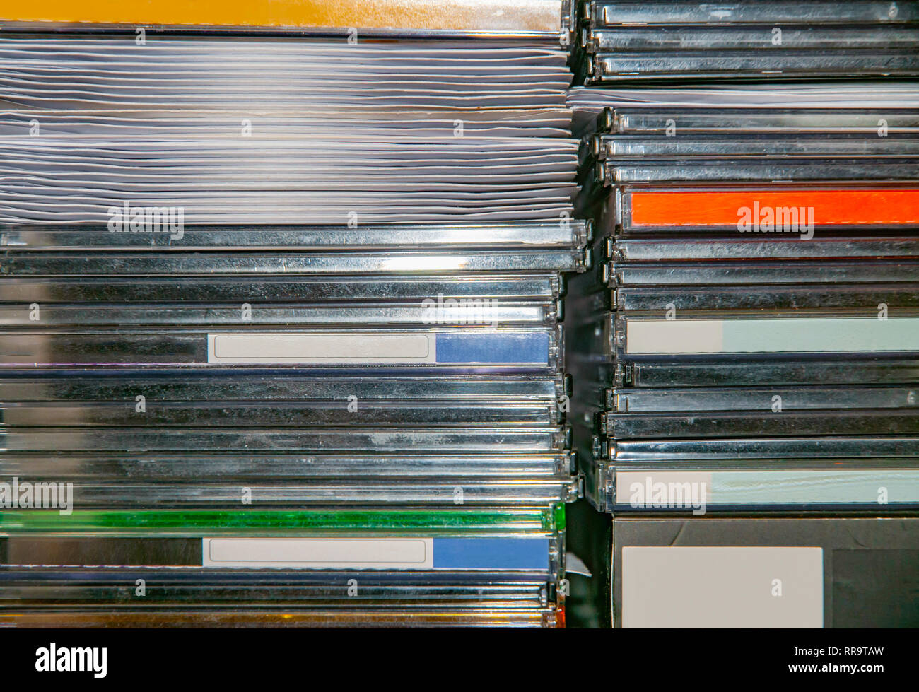 Sfondo costituito di vari CD e DVD Cases e manicotti Foto Stock