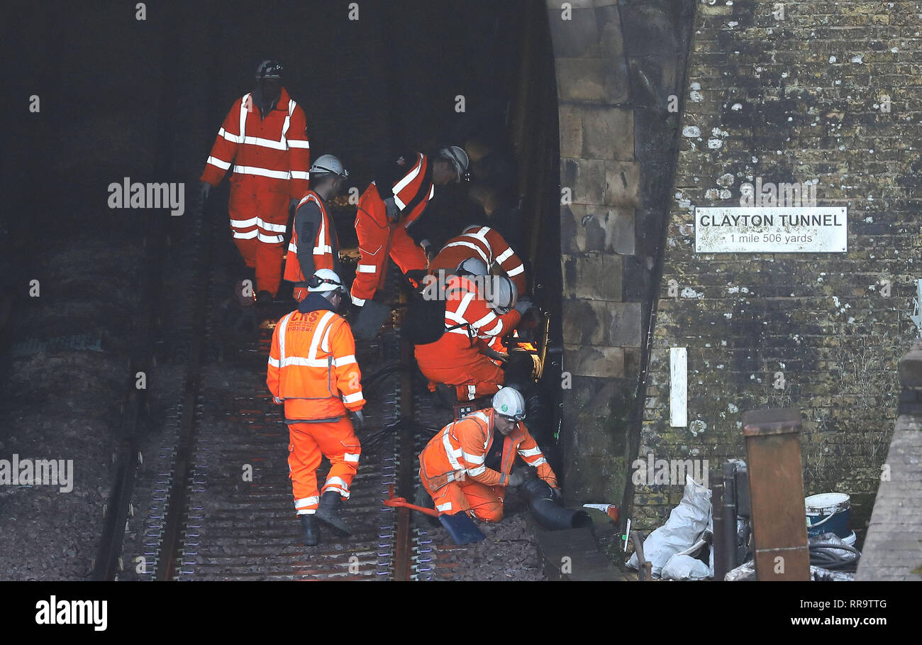 La guida della rete ingegneri lavorano sulla pista di entrata nord di Clayton tunnel sulla Brighton Main Line. Il 1 miglio 506 yard lungo tunnel è la più lunga galleria della linea ed è stato completato nel 1841 le opere di miglioramento su Brighton Linea principale sono una parte essenziale di una £300 milioni di euro finanziati dal governo programma per affrontare gli hotspot di ritardo e incrementare l'affidabilità della rete ferroviaria nel sud est, compreso l'estesa rete di Thameslink. La Brighton Main Line è una chiave itinerario ferroviario, collega l'aeroporto di Gatwick e la costa sud di Londra ed è utilizzato da 300.000 persone ogni giorno. Il 20 febbraio 2019 Foto Stock