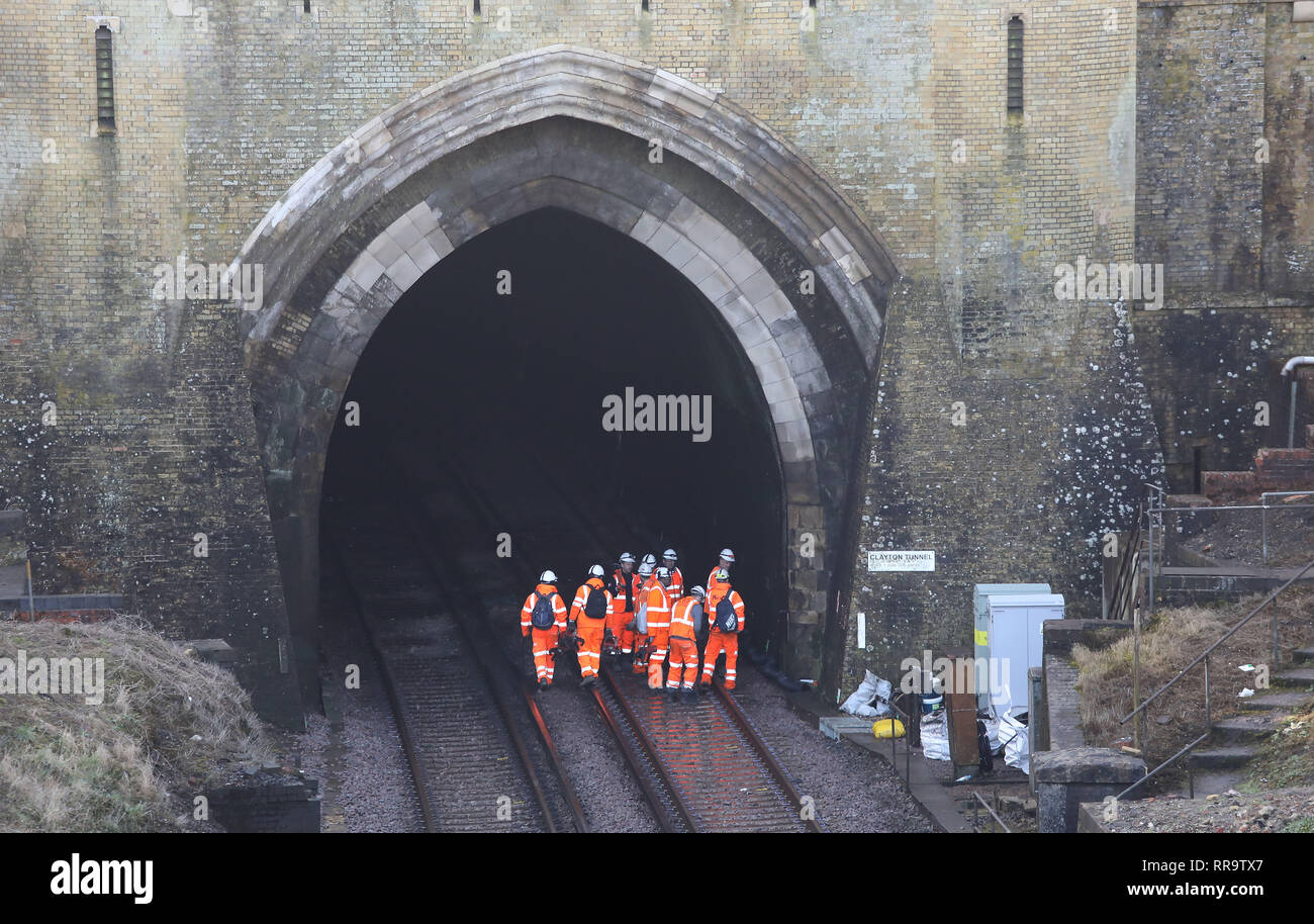 La guida della rete ingegneri lavorano sulla pista di entrata nord di Clayton tunnel sulla Brighton Main Line. Il 1 miglio 506 yard lungo tunnel è la più lunga galleria della linea ed è stato completato nel 1841 le opere di miglioramento su Brighton Linea principale sono una parte essenziale di una £300 milioni di euro finanziati dal governo programma per affrontare gli hotspot di ritardo e incrementare l'affidabilità della rete ferroviaria nel sud est, compreso l'estesa rete di Thameslink. La Brighton Main Line è una chiave itinerario ferroviario, collega l'aeroporto di Gatwick e la costa sud di Londra ed è utilizzato da 300.000 persone ogni giorno. Il 20 febbraio 2019 Foto Stock